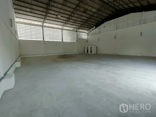 货栈 出租在Bang Sao Thong, Samut Prakan - 开阔的仓储大厅，钢桁架结构与高挑屋顶