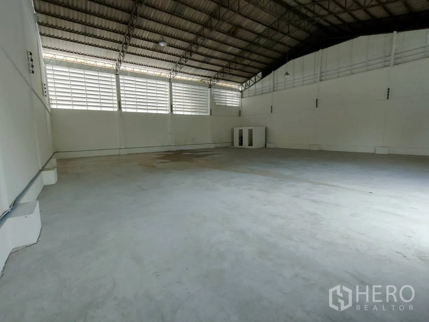 货栈 出租在Bang Sao Thong, Samut Prakan - 开阔的仓储大厅，钢桁架结构与高挑屋顶