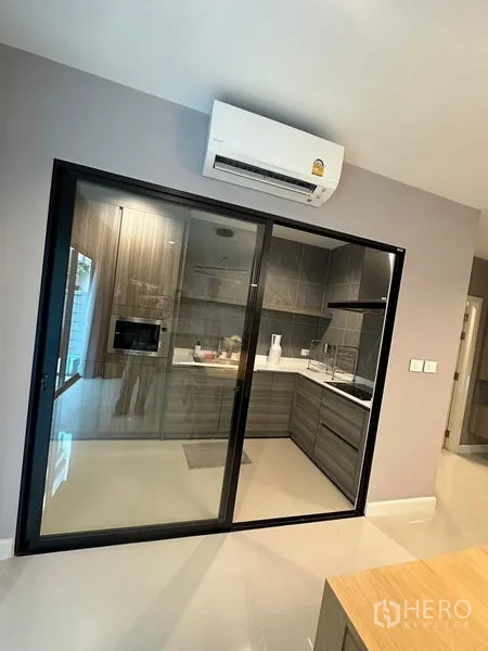 ทาวน์เฮาส์ ขายในSaphan Sung, Bangkok - ครัวรูปตัวแอลปิดมิดชิด หลังประตูกระจกสไลด์ พร้อมตู้บิลท์อินและเครื่องดูดควัน