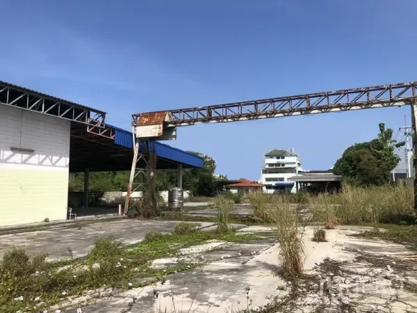 货栈 出租或出售在Lam Luk Ka, Pathum Thani - 大型工业场地，设钢制龙门架与带顶装卸区。