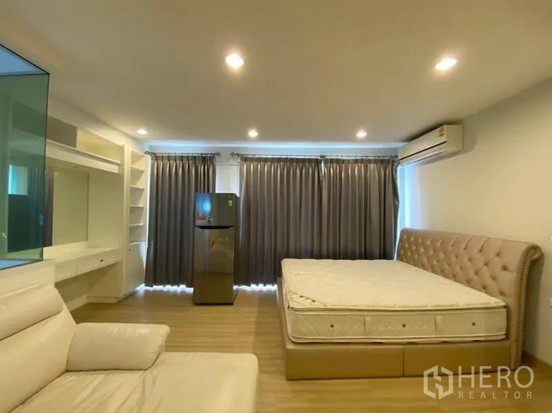 ทาวน์เฮาส์ ให้เช่าในBang Na, Bangkok - ห้องนอนขนาดใหญ่ เตียงบุนวม ตู้บิลท์อิน เครื่องปรับอากาศ และผ้าม่านทึบ