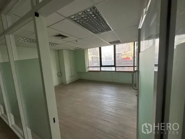 สำนักงาน ให้เช่า - ห้องมุมสว่างหลังประตูกระจก ฝ้าทีบาร์ และหน้าต่างเต็มบาน