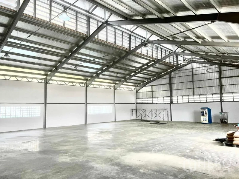 คลังสินค้า ให้เช่าในMueang Samut Prakan, Samut Prakan - พื้นที่โกดังสว่าง ระบายอากาศด้วยช่องลมและสกายไลท์