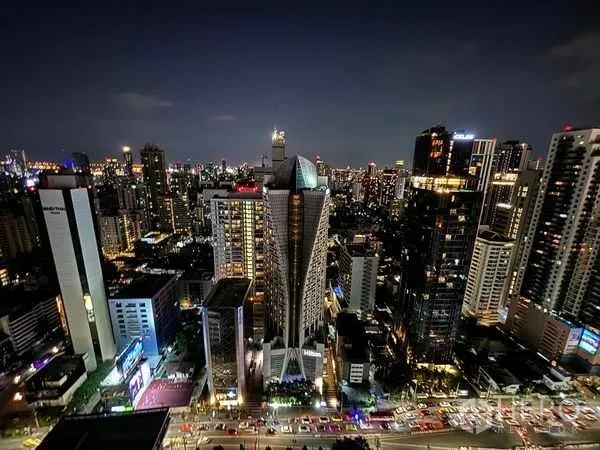 คอนโด ให้เช่าในWatthana, Bangkok - วิวสกายไลน์อโศกยามค่ำจากชั้นสูง เห็นแสงสีเมืองชัดเจน