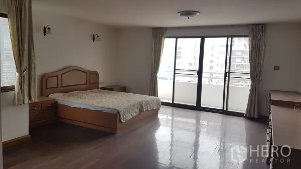 คอนโด ให้เช่าในKhlong Toei, Bangkok - ห้องนอนใหญ่กว้าง มีเตียงและประตูกระจกเปิดสู่ระเบียงวิวเมือง