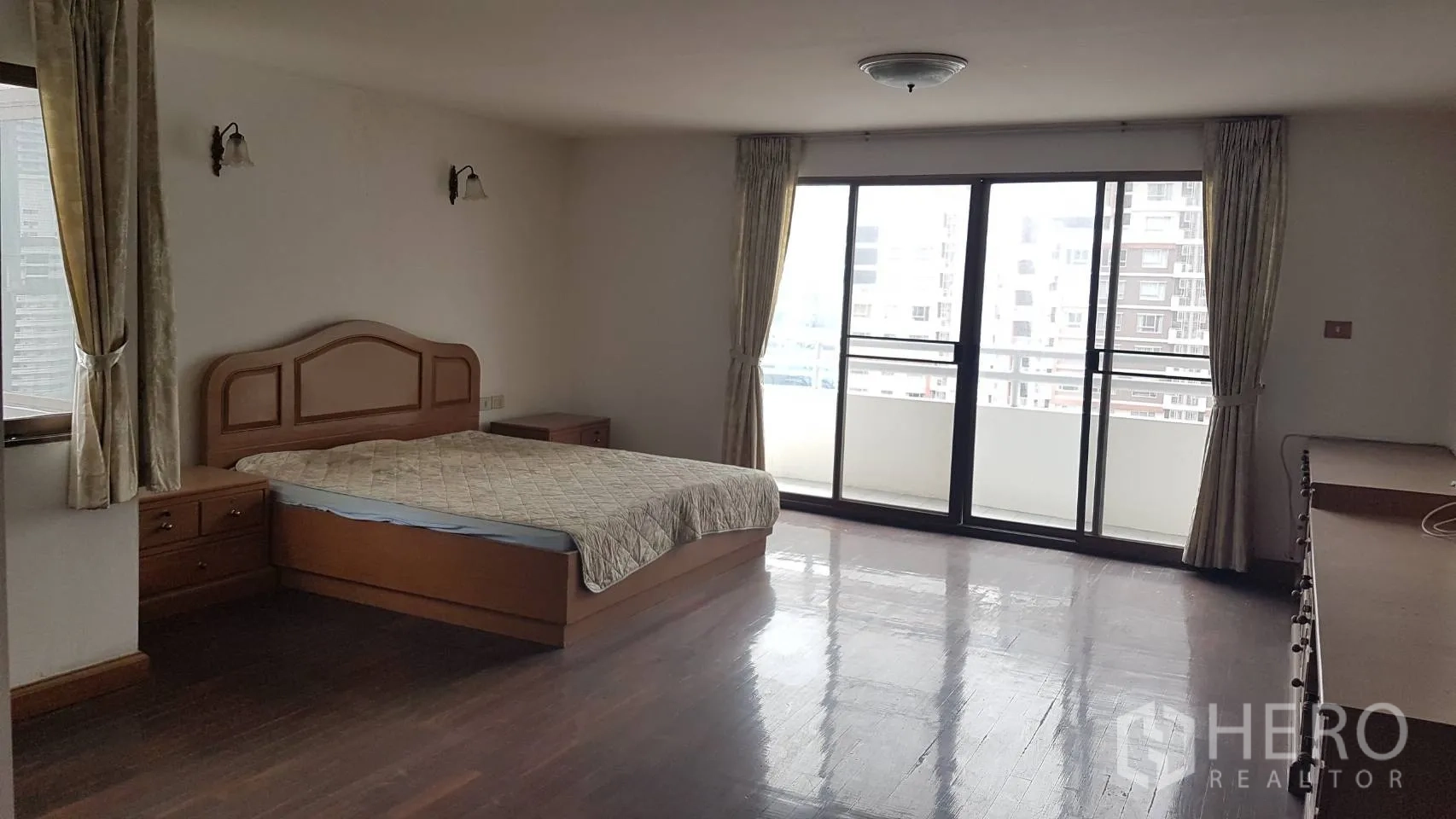 คอนโด ให้เช่าในKhlong Toei, Bangkok - ห้องนอนใหญ่กว้าง มีเตียงและประตูกระจกเปิดสู่ระเบียงวิวเมือง