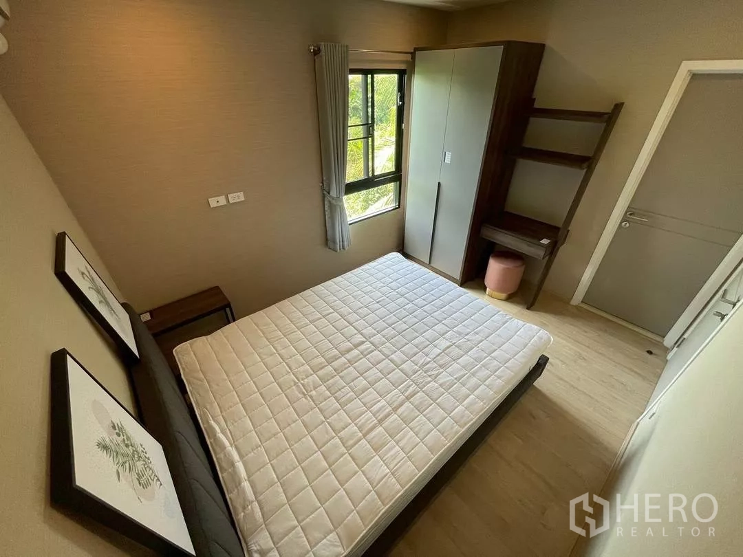 ทาวน์เฮาส์ ให้เช่าในSuan Luang, Bangkok - ห้องนอนขนาดกำลังดี พร้อมเตียง ตู้เสื้อผ้า โต๊ะทำงานมุมห้อง และแสงธรรมชาติจากหน้าต่าง.