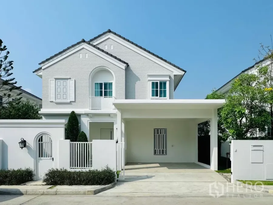 Detached House for rent in Bang Phli, Samut Prakan - White two-storey detached house facade with gated entrance and covered carport.