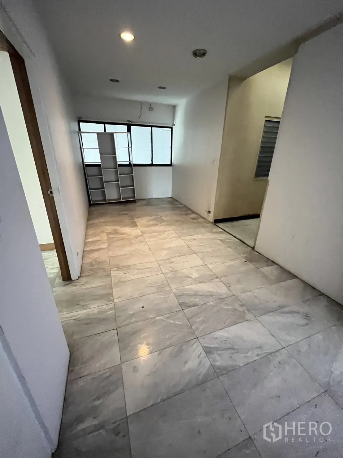 Warehouse for rent in Huai Khwang, Bangkok - Compact office room with marble floor and window, ready for fit-out.