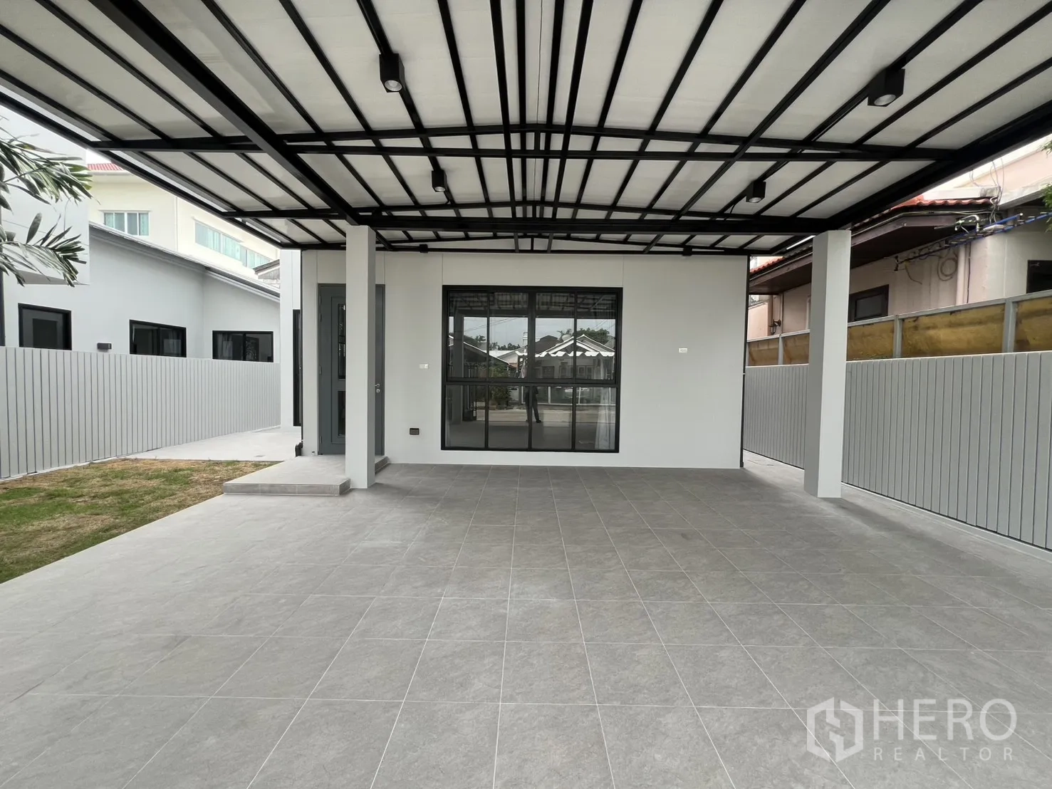 Detached House for rent in Saphan Sung, Bangkok - Modern black sliding gate and spacious carport at the property entrance.