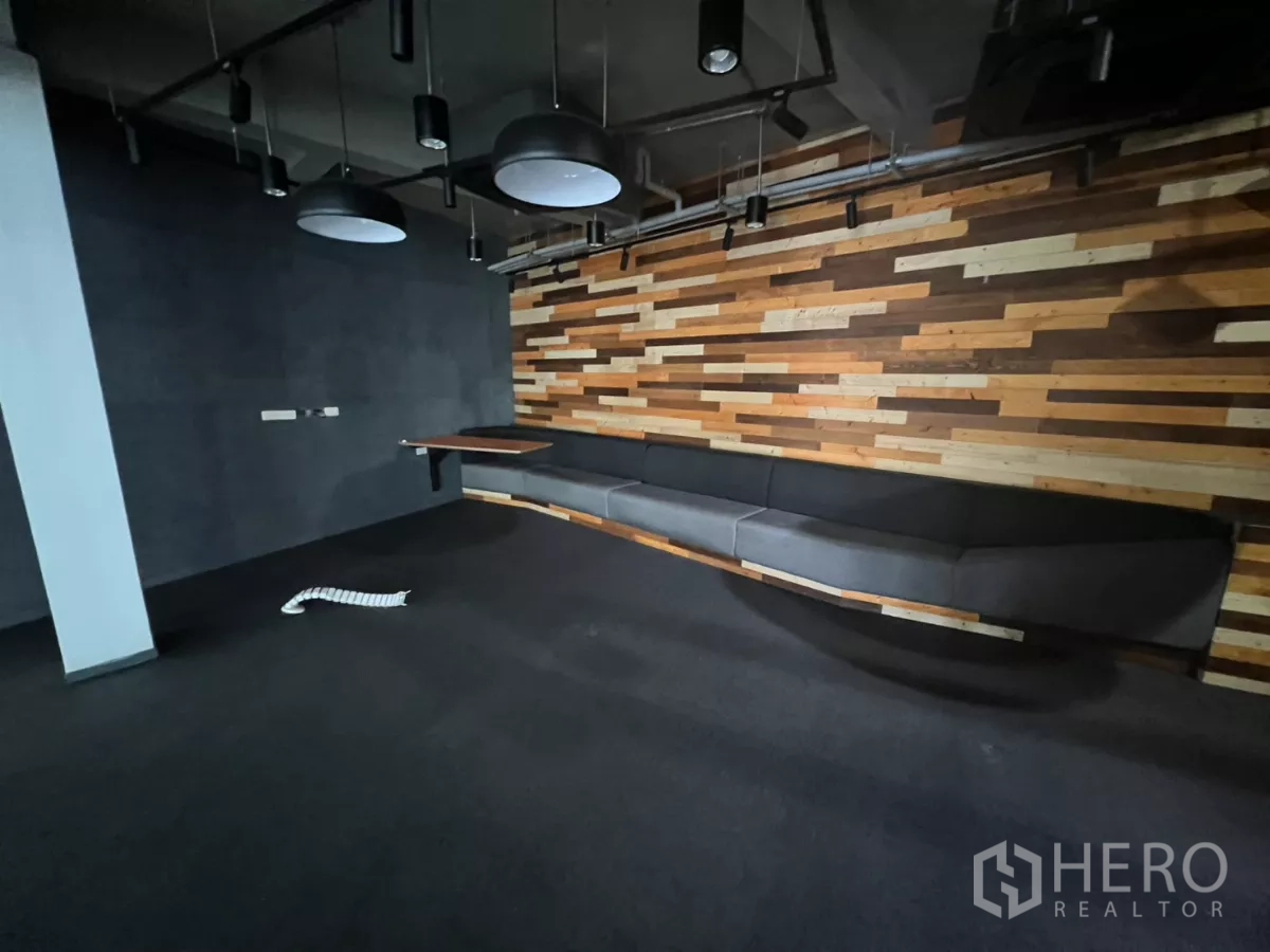 零售空间 出租在Khlong Toei, Bangkok - 休息或展示室，长条内置座椅与木质特色墙。