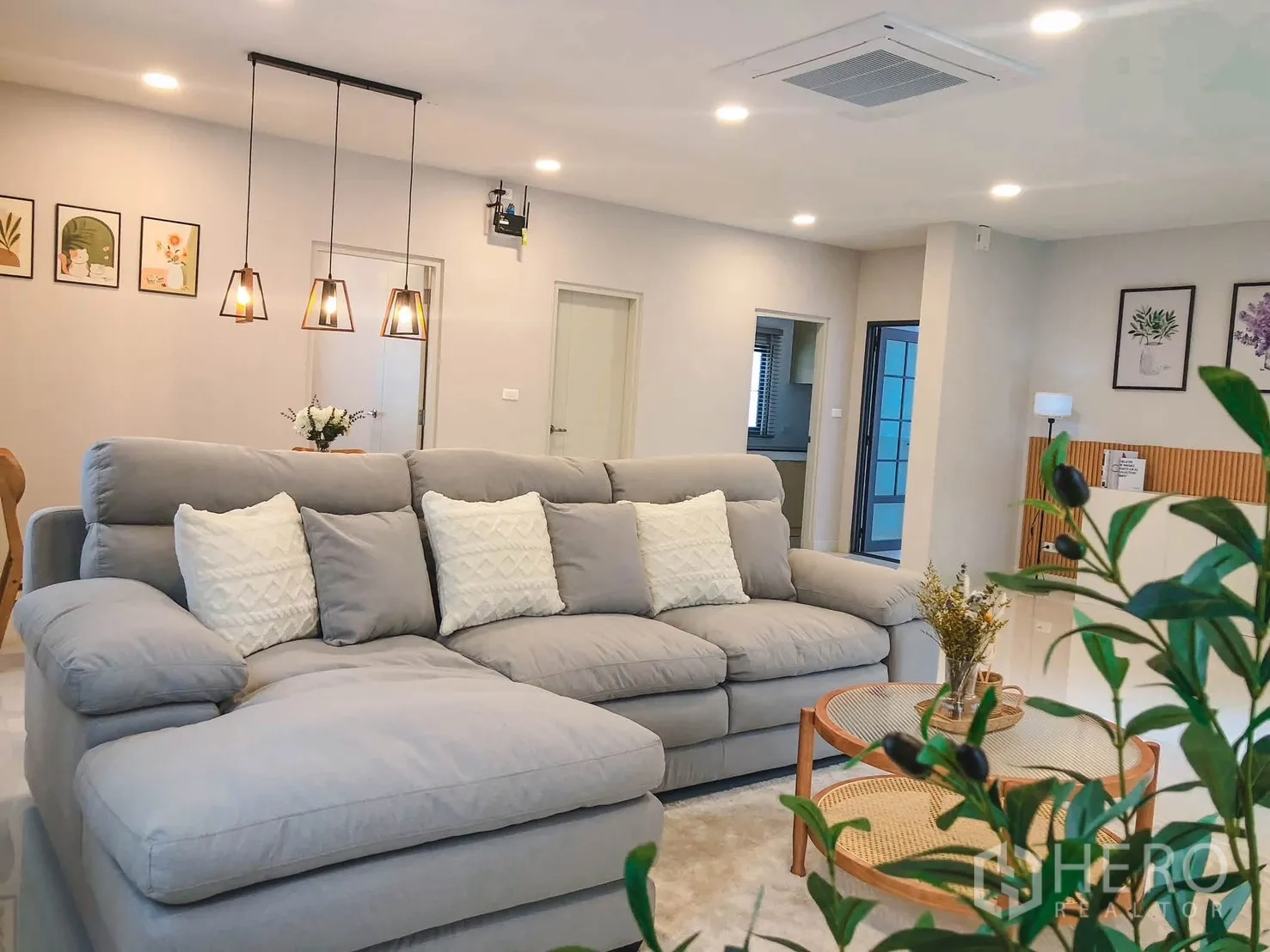 独栋房屋 for rent in Bang Phli, Samut Prakan - 客厅茶几花瓶与藤编托盘特写，背景为舒适沙发。