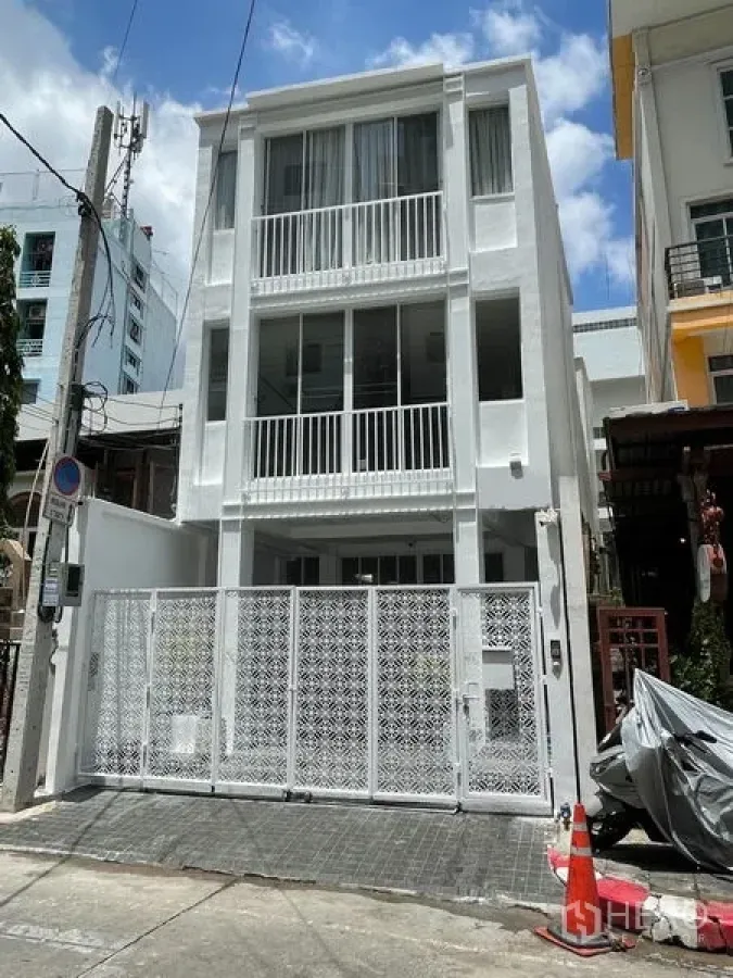 店屋 出售在Din Daeng, Bangkok - 临街三层白色店屋外立面，翻新如新，配装饰金属大门。