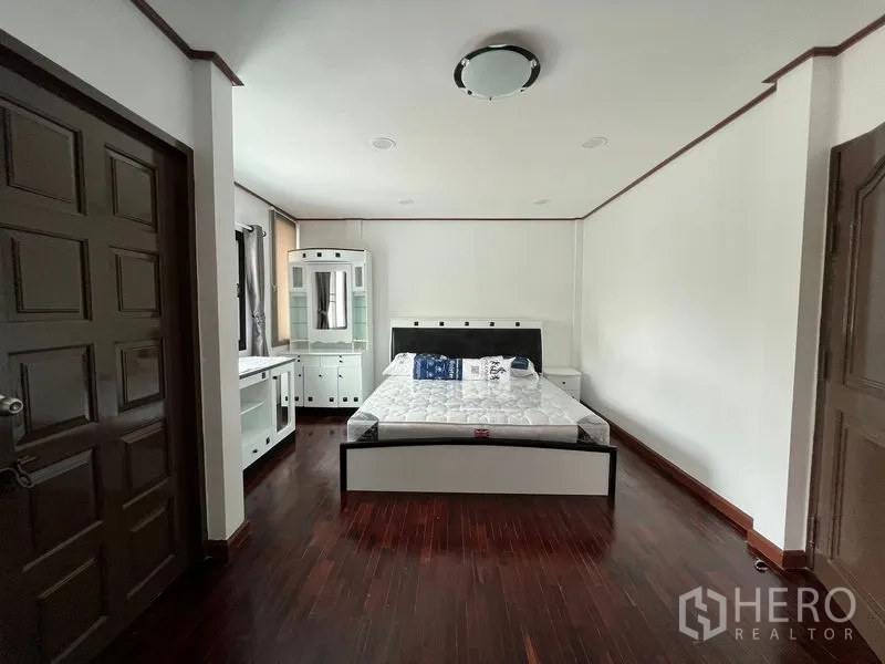 ทาวน์เฮาส์ ให้เช่าในDin Daeng, Bangkok - ห้องนอนมาสเตอร์กว้าง เตียง โต๊ะเครื่องแป้ง และพื้นไม้ขัดเงา