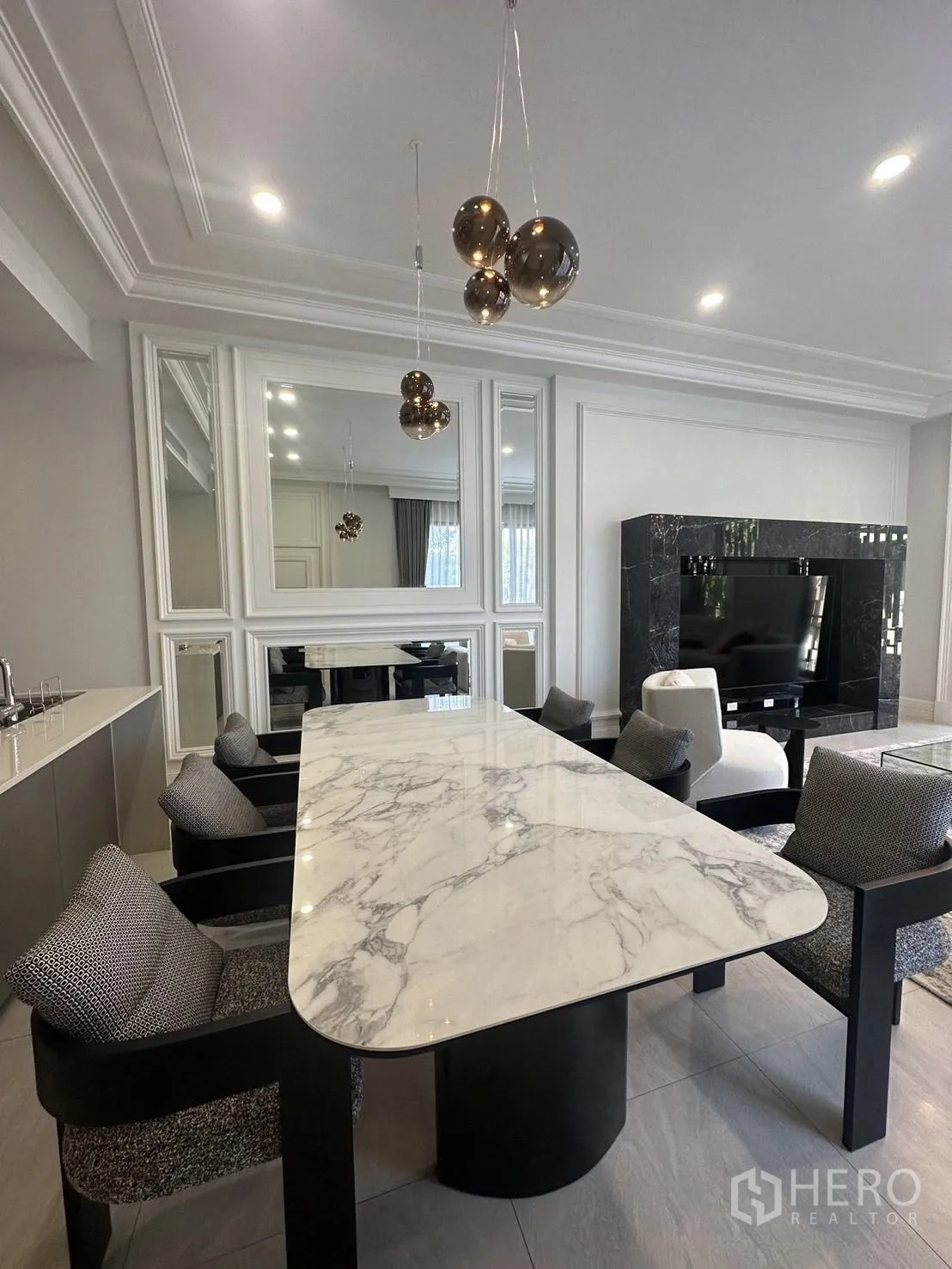 บ้าน ให้เช่าหรือขายในBang Kapi, Bangkok - มุมทานอาหาร โต๊ะหินอ่อนยาว โคมแขวน และแพนทรีแบบเปิด