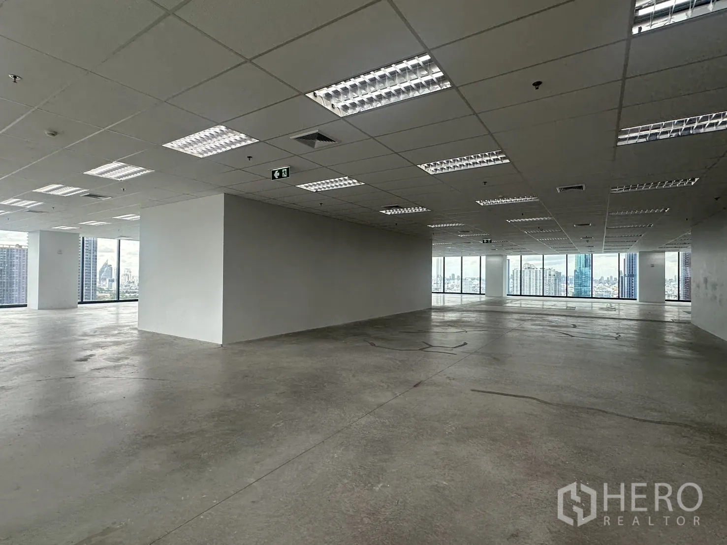 Office Space for rent in Ratchathewi, Bangkok - Unfitted office level with a central core wall and perimeter glazing.