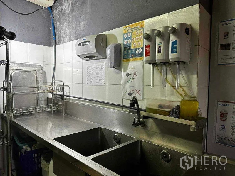 พื้นที่ขายปลีก ให้เช่าในWatthana, Bangkok - อ่างล้างจานสแตนเลสสองหลุมพร้อมเครื่องจ่ายสบู่ในโซนล้าง