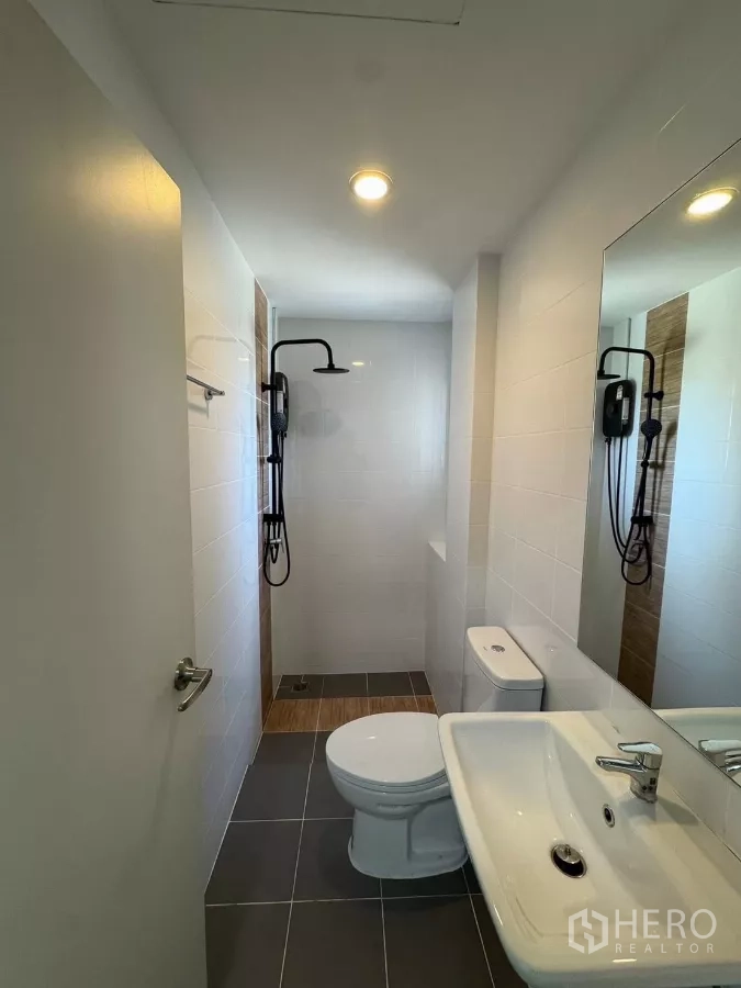 Detached House for rent in Bang Phli, Samut Prakan - Bathroom with separate shower, water heater, toilet and long vanity sink.
