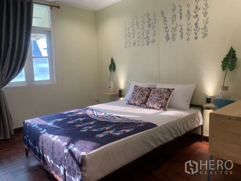 Home Office for rent in Suan Luang, Bangkok - Bedroom with double bed, bedside tables, wall decals and a window.