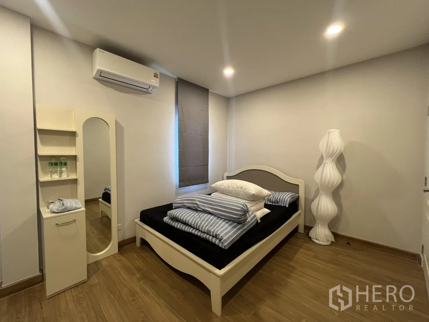 Detached House for rent in Lat Krabang, Bangkok - Cozy bedroom corner featuring a bed and sculptural floor lamp.