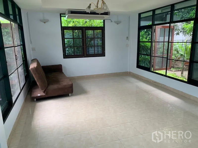 บ้าน ให้เช่าในKhlong Toei, Bangkok - ห้องรับแสงกระจกโดยรอบ พื้นกระเบื้อง มองเห็นสวน มีโซฟา