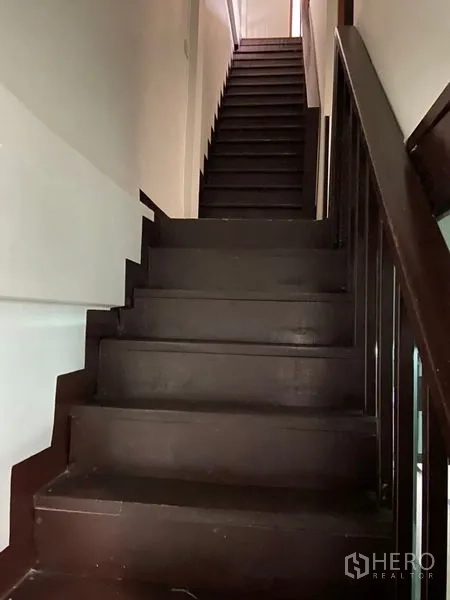 อาคารพาณิชย์ ให้เช่าในKhlong Toei, Bangkok - บันไดไม้สีเข้มนำขึ้นสู่ชั้นบนของอาคารพาณิชย์