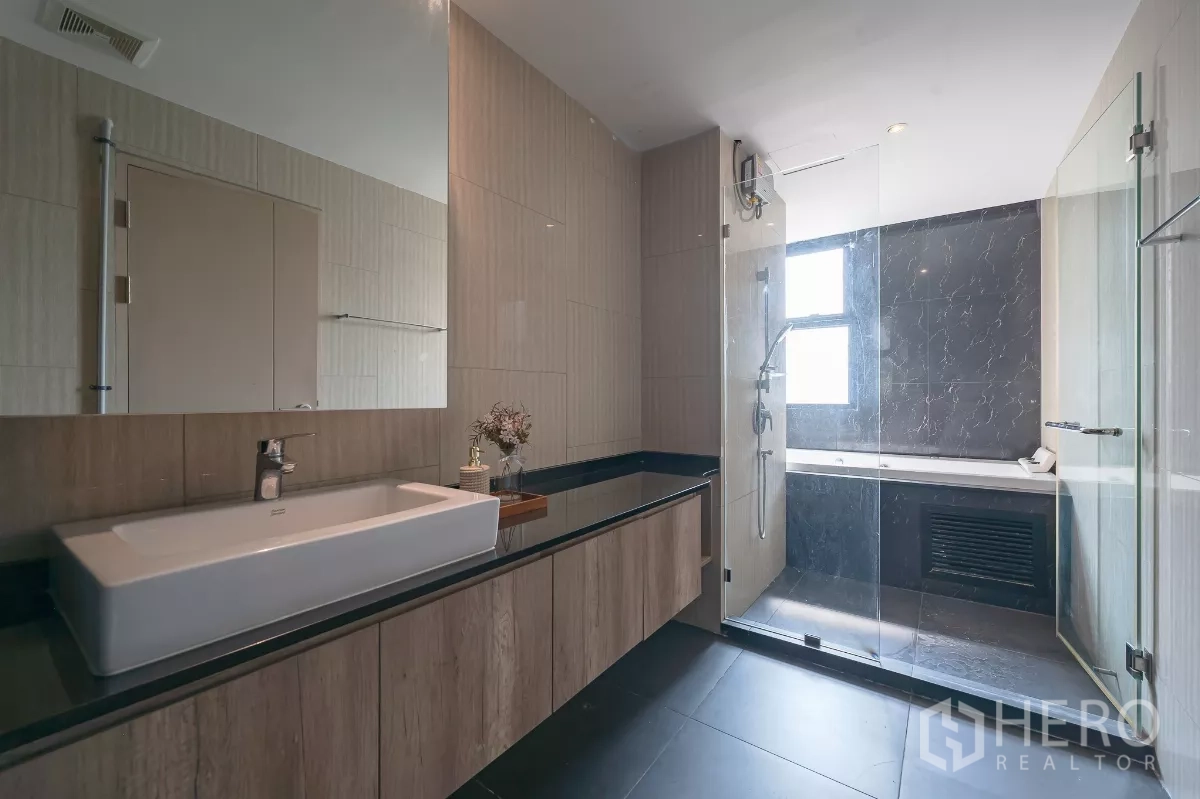 คอนโด ให้เช่าหรือขายในPhra Khanong, Bangkok - อาคารคอนโด The Unique Sukhumvit 62/1 พร้อมป้ายทางเข้า