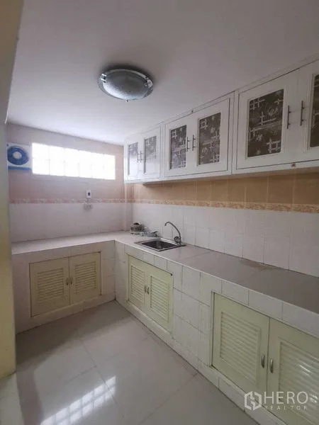 อาคารพาณิชย์ ให้เช่าในSuan Luang, Bangkok - ครัวไทยพร้อมตู้ลอยสีขาว อ่างล้าง และผนังกระเบื้อง