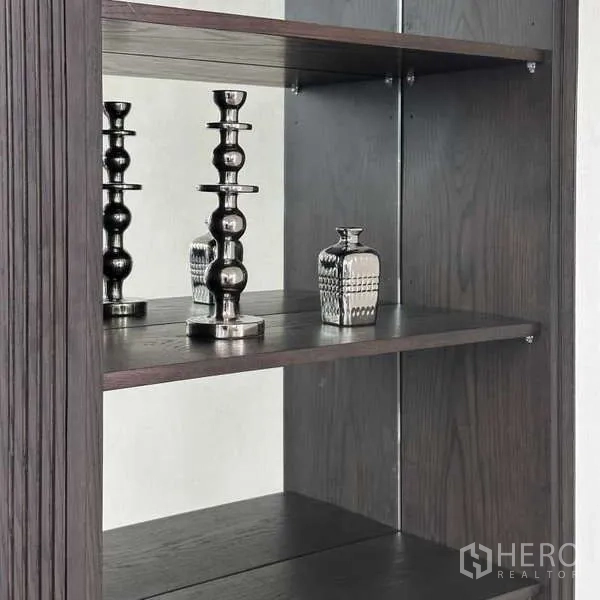 คอนโด ให้เช่าหรือขาย - ชั้นบิลท์อินไม้สีเข้ม จัดวางแจกันโลหะตกแต่ง