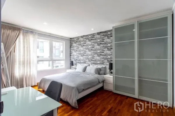 คอนโด ให้เช่าในWatthana, Bangkok - ห้องนอนกว้าง ผนังลายหิน หน้าต่างบานใหญ่ และตู้เสื้อผ้าบานเลื่อน