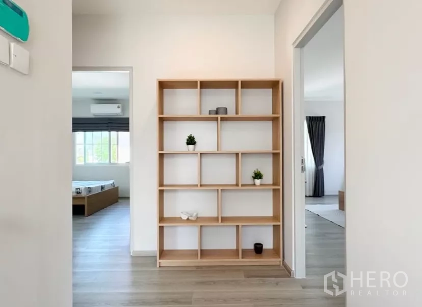 บ้าน ให้เช่าในBang Phli, Samut Prakan - โถงพักบันไดพร้อมชั้นโชว์ของระหว่างห้องนอน