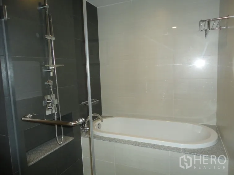 คอนโด ให้เช่าในKhlong Toei, Bangkok - อ่างอาบน้ำพร้อมฉากกั้นอาบน้ำกระจก ชุดฝักบัวโครมเมียม และชั้นวางของในตัว