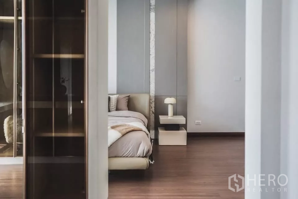 Detached House for rent in Bang Phli, Samut Prakan - View of the master suite with upholstered bed, side table and built-in cabinetry.