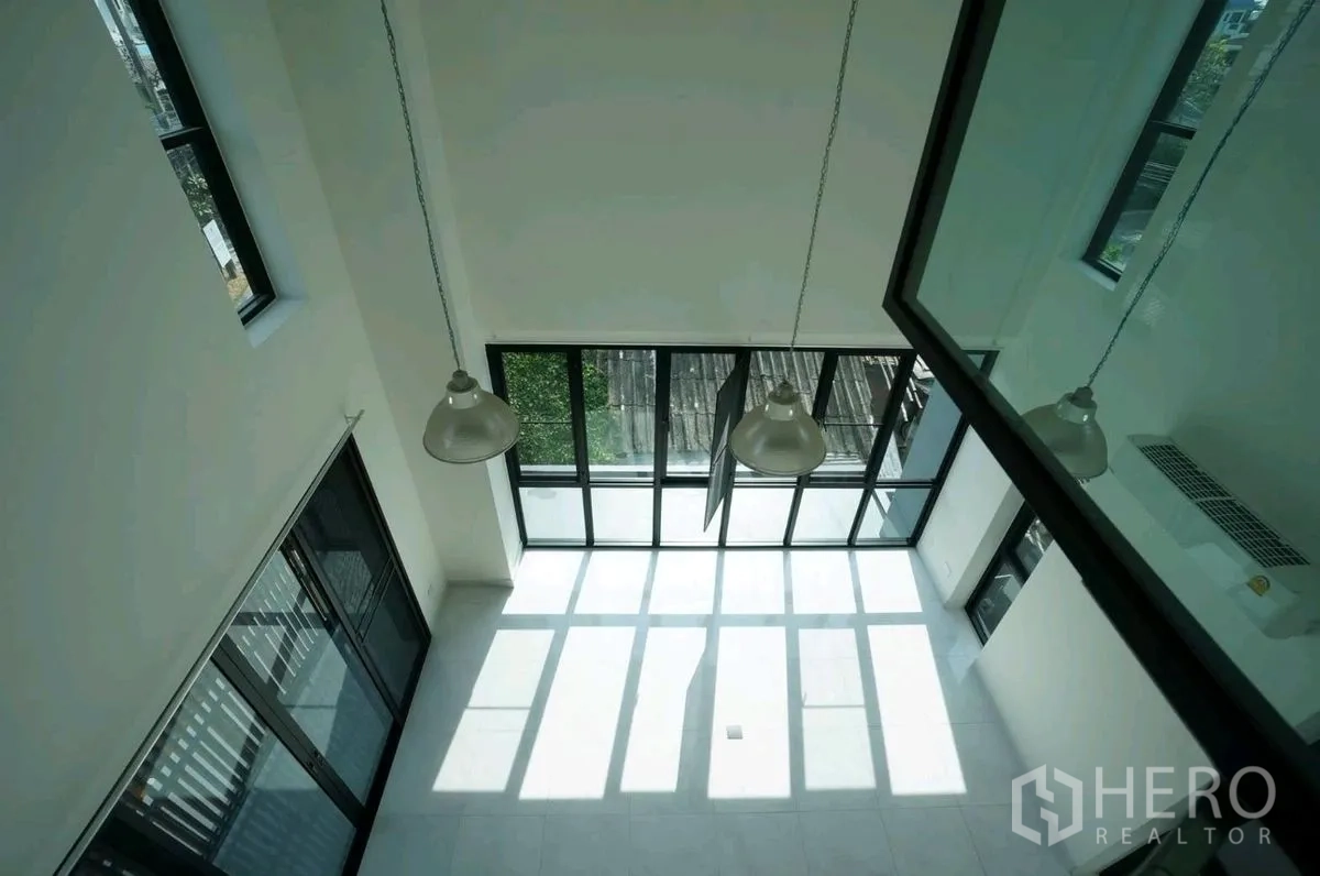 家庭办公室 for rent in Chatuchak, Bangkok - 挑高客厅配落地窗与吊灯，空间明亮通透。