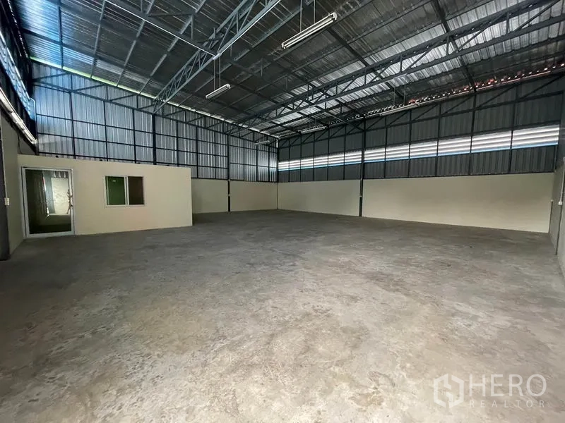 คลังสินค้า ให้เช่าในKhlong Luang, Pathum Thani - พื้นที่เก็บของแบบโล่ง มีช่องแสงและผนังเมทัลชีท