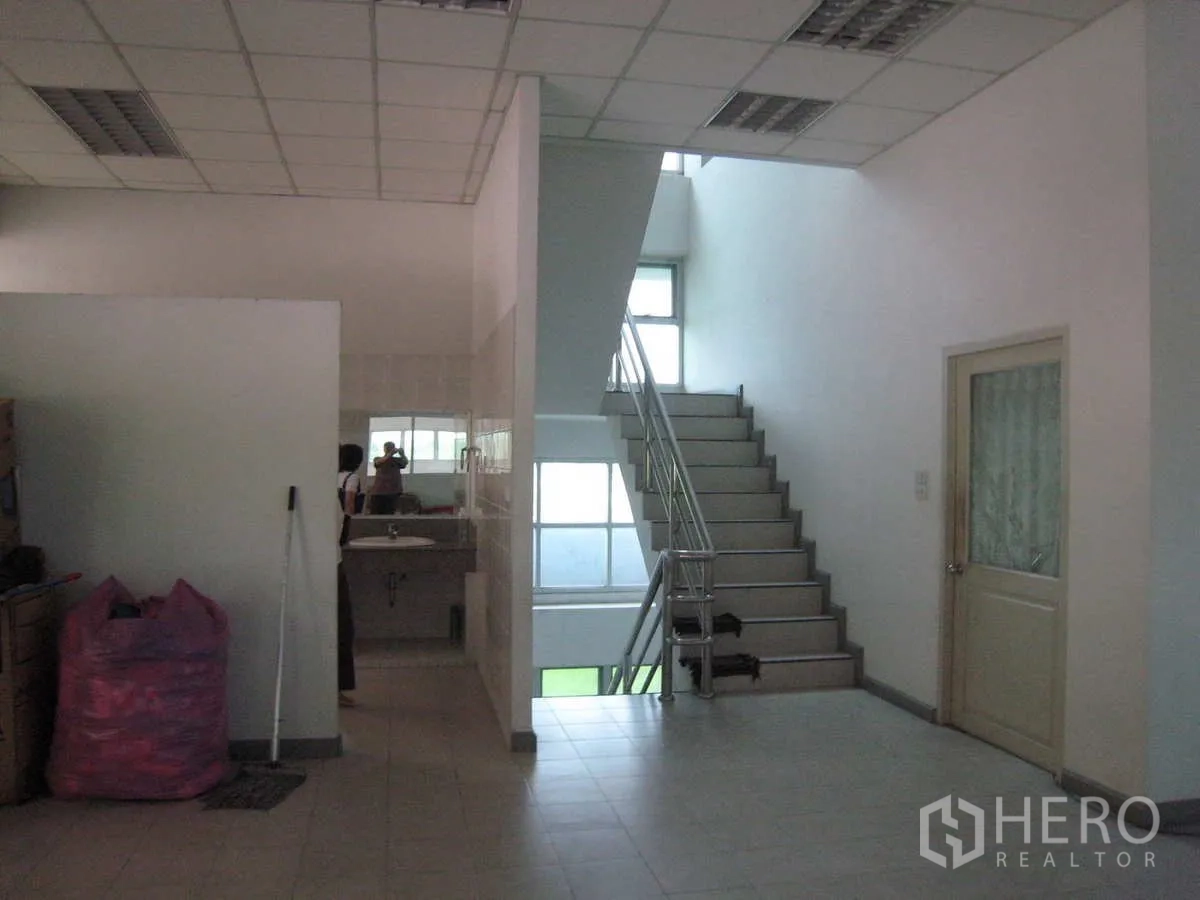 工厂 出租在Lat Lum Kaeo, Pathum Thani - 办公楼内楼梯区，带洗手池和瓷砖地面