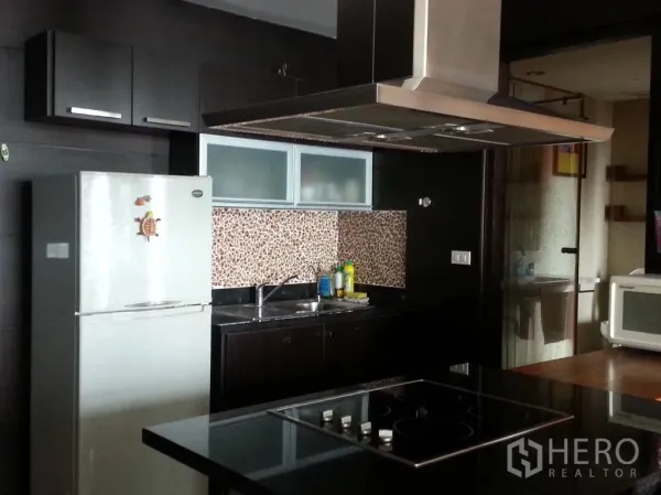 คอนโด ให้เช่าในKhlong San, Bangkok - ครัวปิดตู้สีเข้ม ผนังกระเบื้องลายโมเสก เครื่องดูดควันสเตนเลสและเตาไฟฟ้า