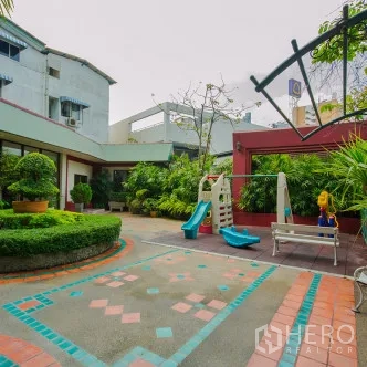 คอนโด ให้เช่าในWatthana, Bangkok - สนามเด็กเล่นของคอนโดท่ามกลางต้นไม้เขียวชอุ่มในทองหล่อ