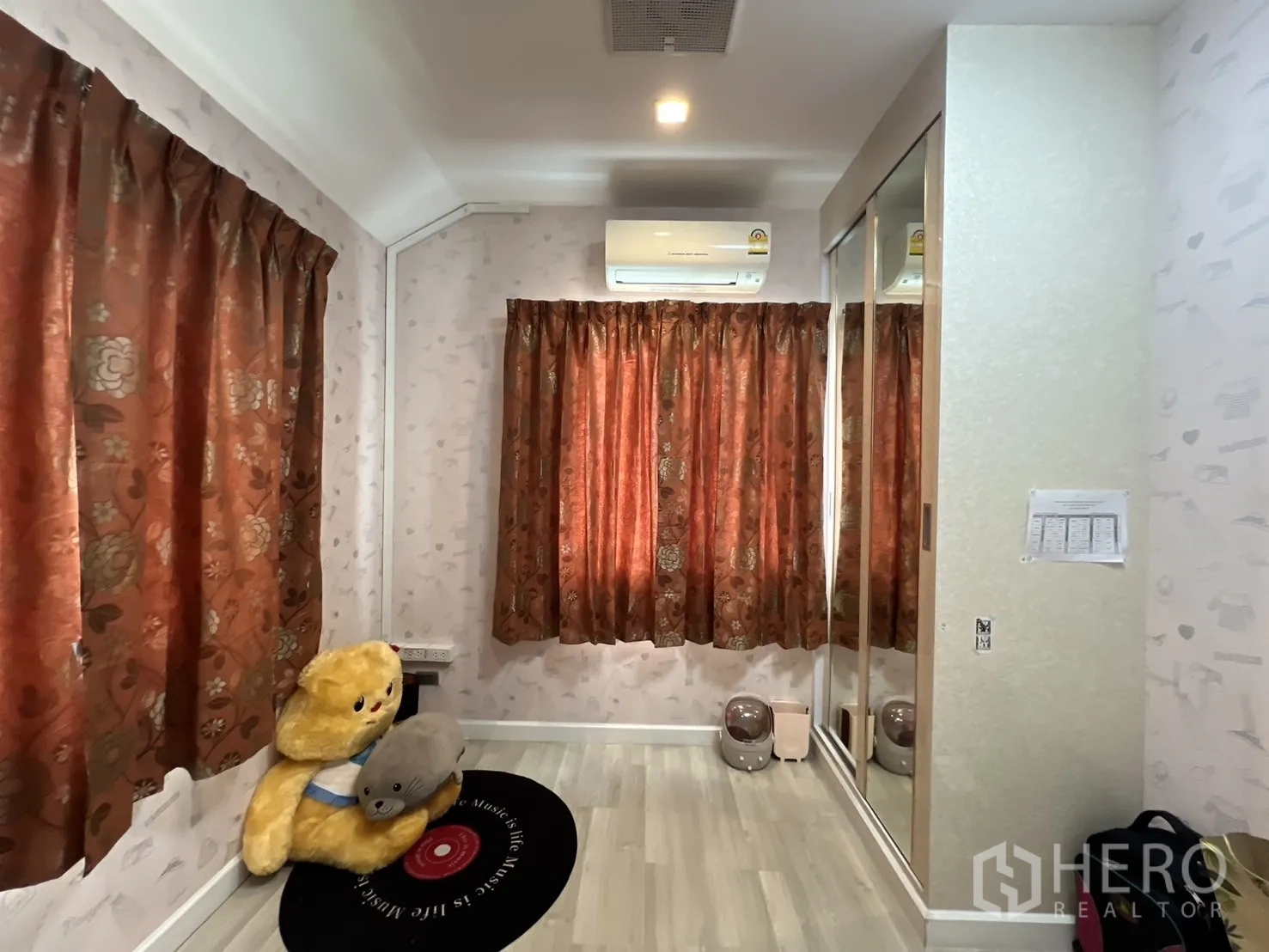 บ้าน ให้เช่าหรือขายในLat Krabang, Bangkok - ห้องนอนรอง ผ้าม่านโทนอุ่น พร้อมแอร์ติดผนัง