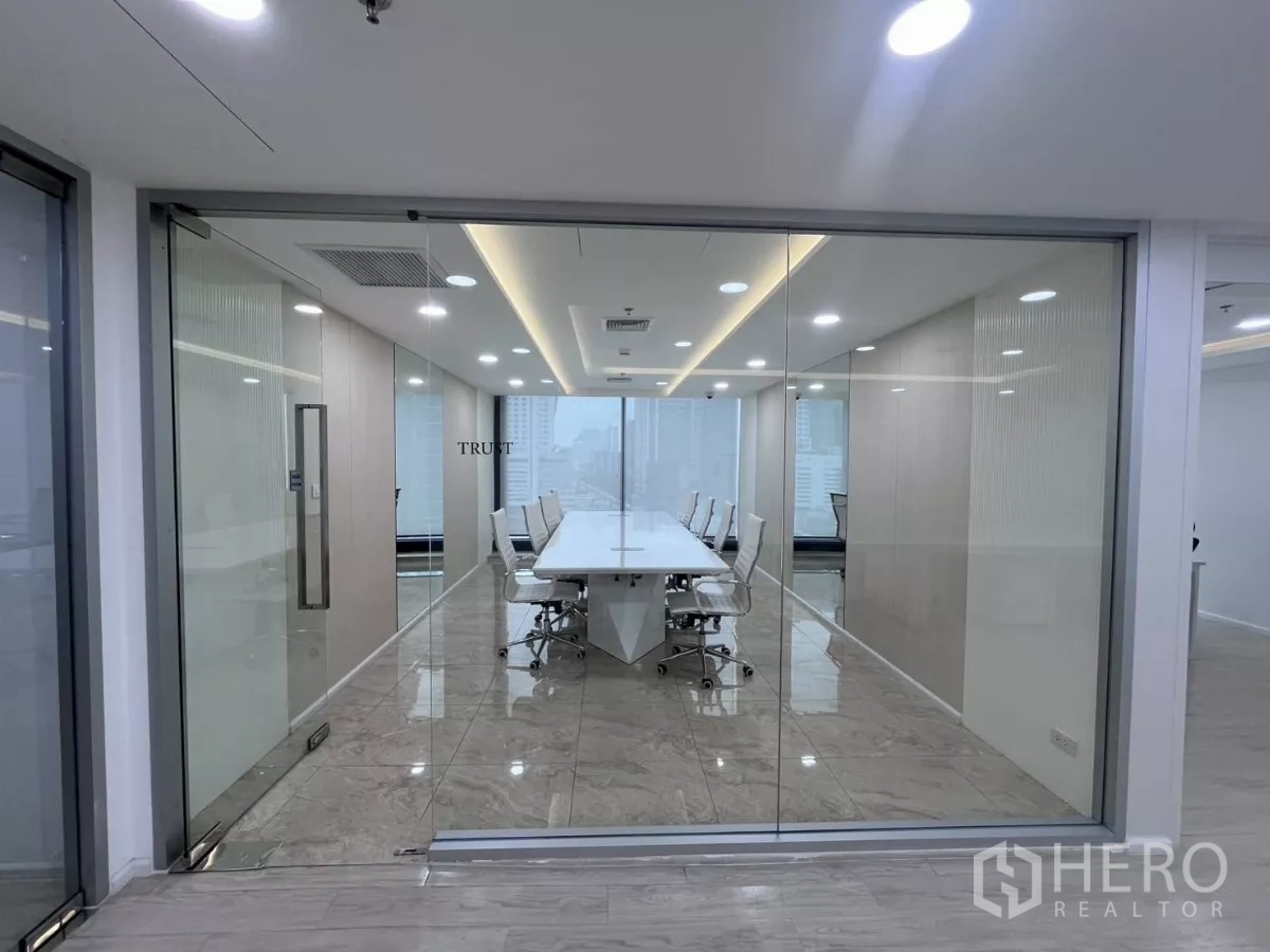 办公空间 for rent in Din Daeng, Bangkok - 通过推拉玻璃门看到的会议室，抛光石材地面。