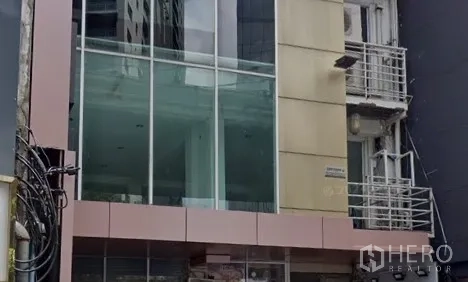 พื้นที่ขายปลีก ให้เช่าในKhlong Toei, Bangkok - ด้านหน้าอาคารสมัยใหม่ กระจกเต็มบานและแผ่นโลหะ เหมาะทำป้ายโฆษณา.