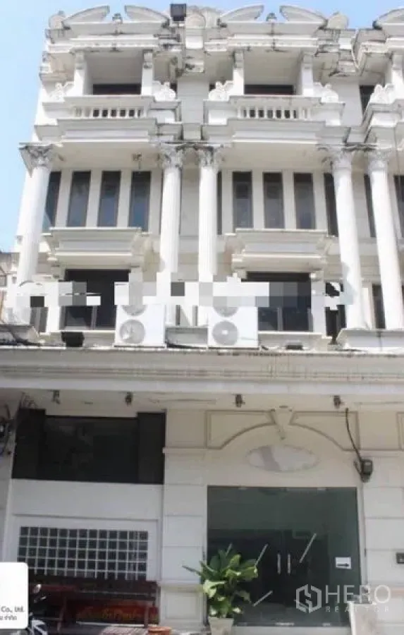 อาคารพาณิชย์ ให้เช่าในKhlong Toei, Bangkok - ด้านหน้าตึกแถวสีขาวสไตล์นีโอคลาสสิก เสาเด่นพร้อมหน้าร้านกระจก ใกล้ BTS เอกมัย