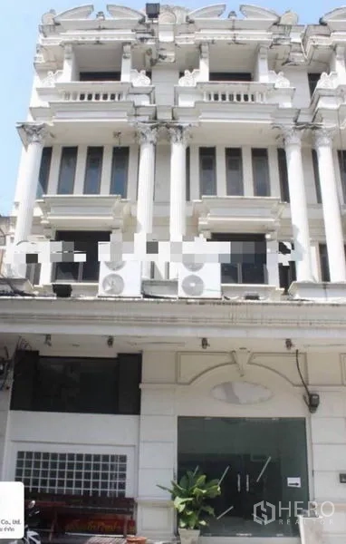 อาคารพาณิชย์ ให้เช่าในKhlong Toei, Bangkok - ด้านหน้าตึกแถวสีขาวสไตล์นีโอคลาสสิก เสาเด่นพร้อมหน้าร้านกระจก ใกล้ BTS เอกมัย