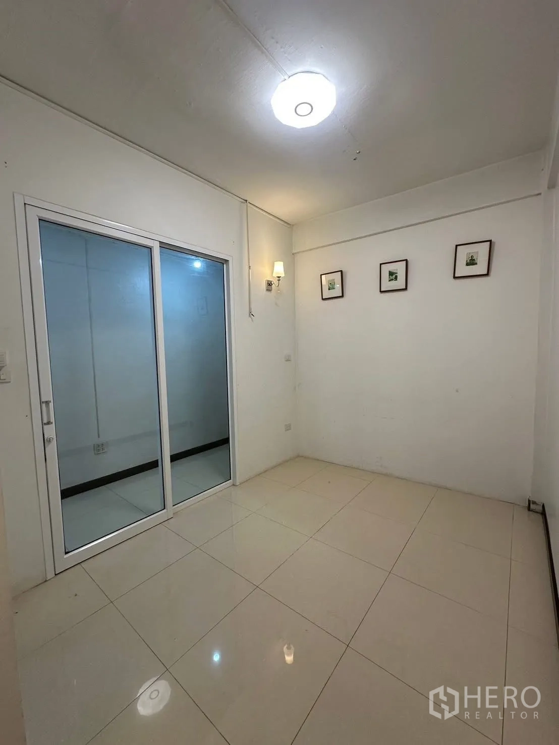 อาคารพาณิชย์ ให้เช่าในChatuchak, Bangkok - ห้องเล็กพื้นกระเบื้องเงา กั้นด้วยประตูกระจกบานเลื่อน