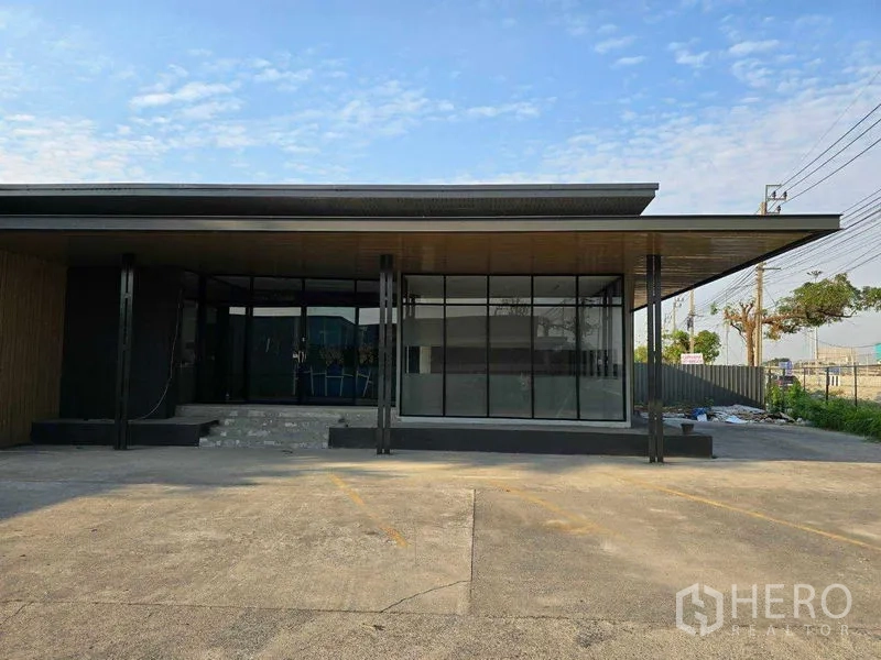 带办公室的家 出租在Prawet, Bangkok - 办公楼正立面，整面玻璃与深檐设计。