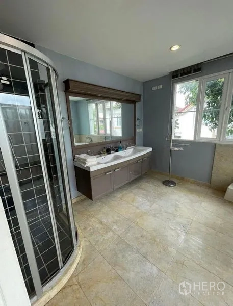 独立式住宅 出租 - 通风卫浴，弧形玻璃淋浴间、双洗手台与大窗户。