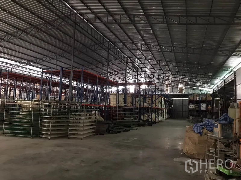 คลังสินค้า ให้เช่าในMueang Chon Buri, Chon Buri - ภายในโกดังโปร่ง โครงหลังคาเหล็กสูง พร้อมชั้นวางและพื้นคอนกรีต