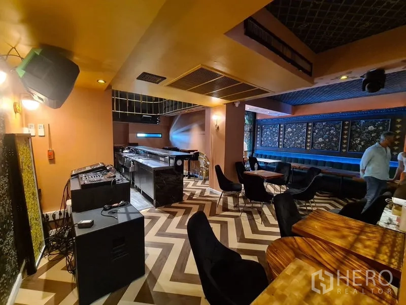 零售空间 出租在Bang Rak, Bangkok - 开放式酒吧休息区，人字拼地板、长排卡座与服务台。