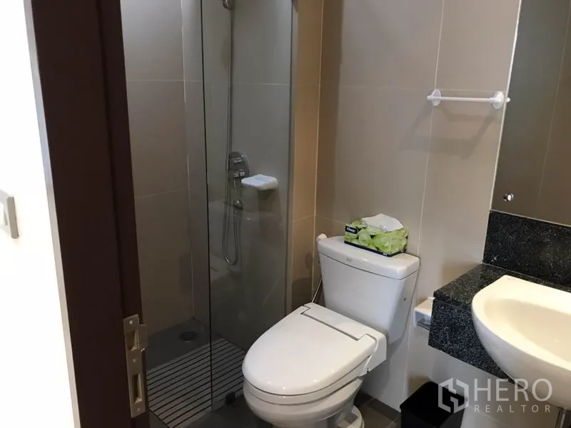 คอนโด ให้เช่าหรือขายในWatthana, Bangkok - ห้องน้ำพร้อมตู้กระจกอาบน้ำ โถสุขภัณฑ์ และอ่างล้างหน้า