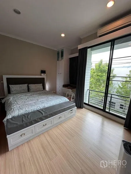 ทาวน์เฮาส์ ขายในWang Thonglang, Bangkok - ห้องนอนที่สองมีประตูกระจกสไลด์ออกระเบียงและตู้เก็บของบิวท์อิน